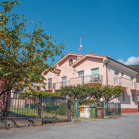Casa Vacanze Ferrando Pietra Ligure Bagian luar foto