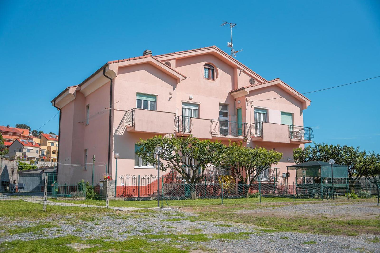 Casa Vacanze Ferrando Pietra Ligure Bagian luar foto